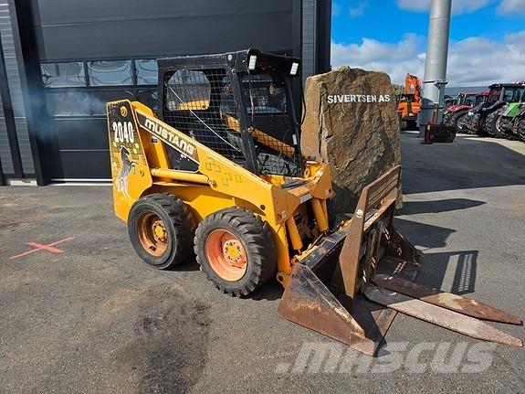 Mustang 2040 滑移轉向裝載機