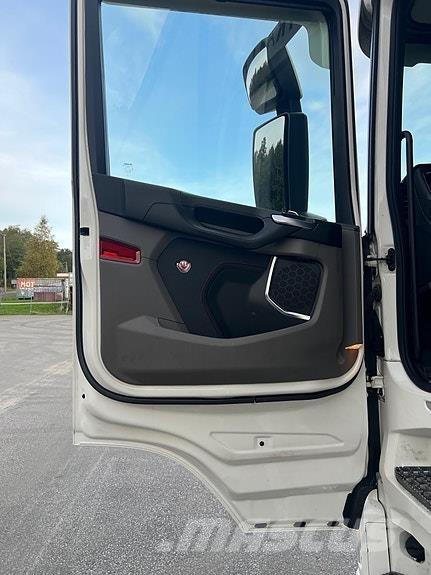 Scania R660 貨箱式卡車