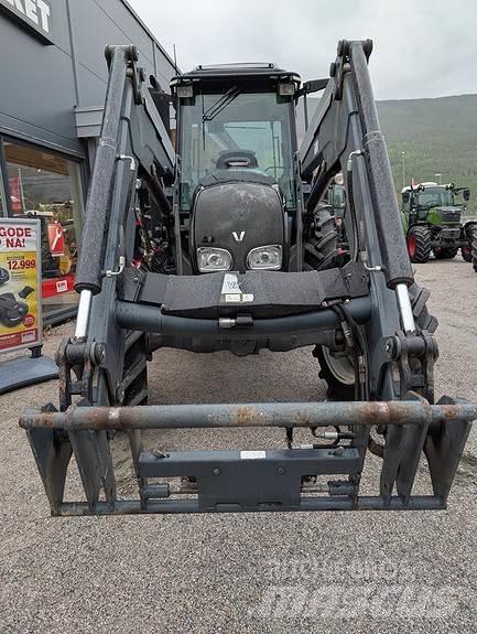 Valtra A83 曳引機
