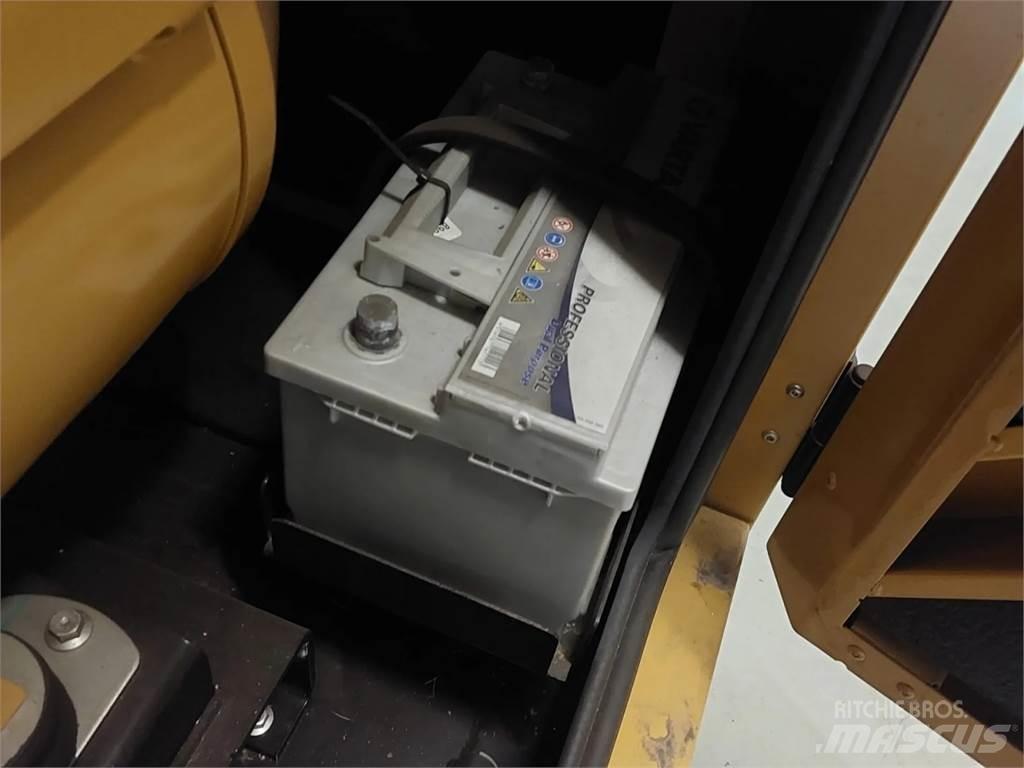 CAT DE33E0 其他物料運輸工具