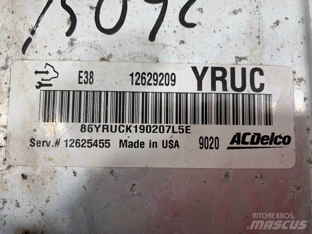 Isuzu NPR 駕駛室與內部