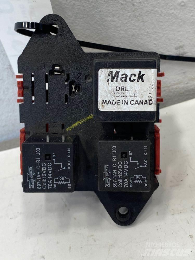 Mack GU 駕駛室與內部