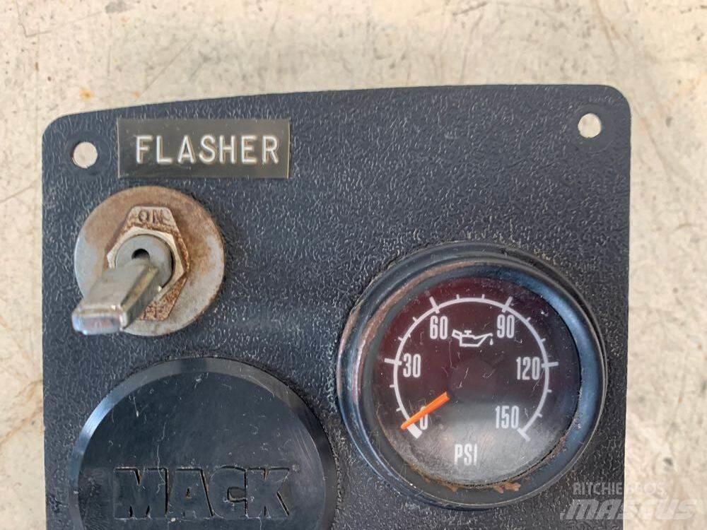 Mack RD680 電子設備