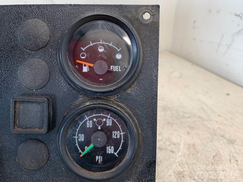 Mack RD680 電子設備