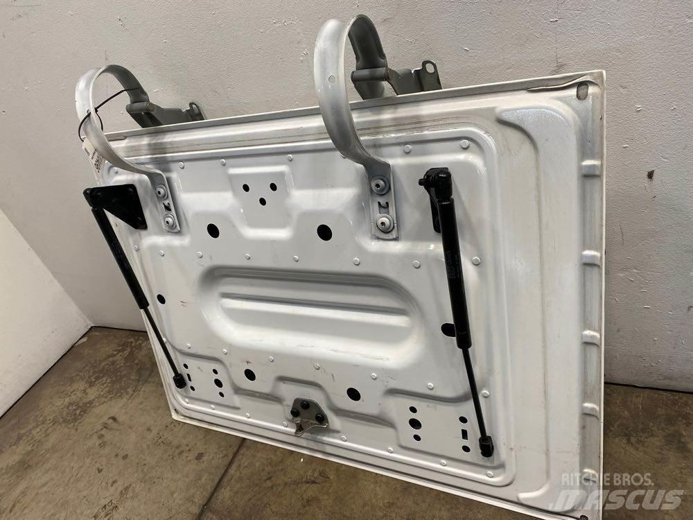 Volvo  駕駛室與內部