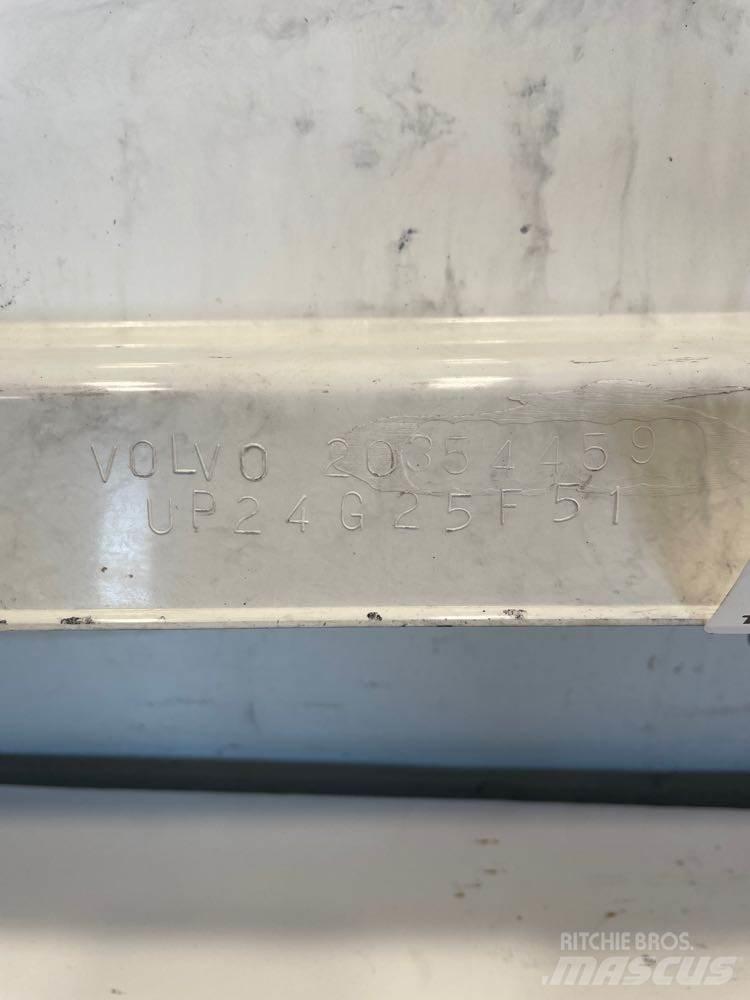 Volvo  駕駛室與內部