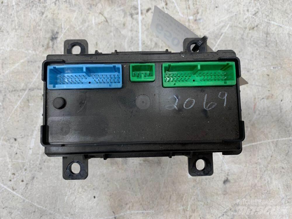 Volvo VNL 駕駛室與內部