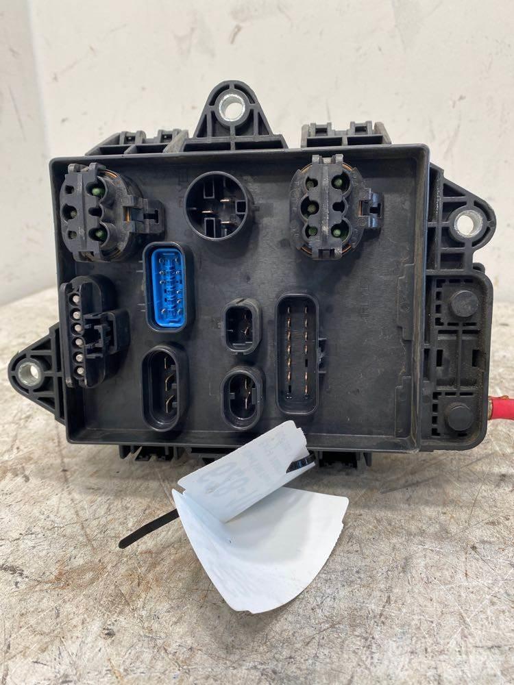 Volvo VNR 電子設備