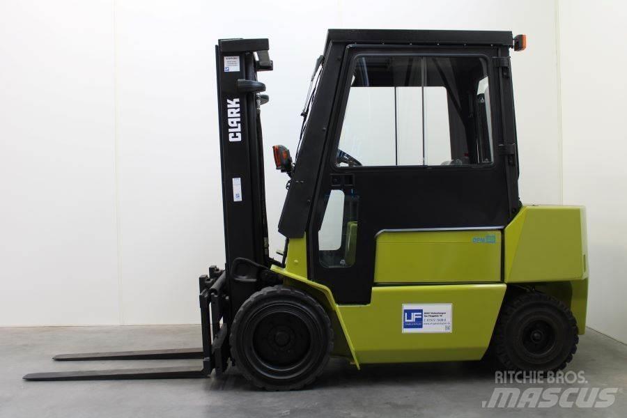 Clark DPM 30 柴油卡車