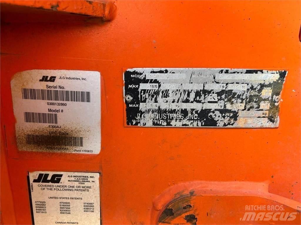 JLG E300AJ 曲臂高空作業車