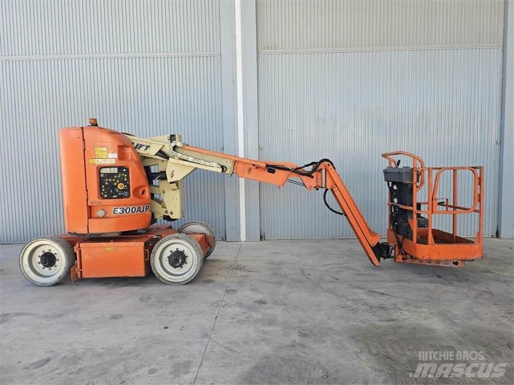 JLG E300AJP 曲臂高空作業車
