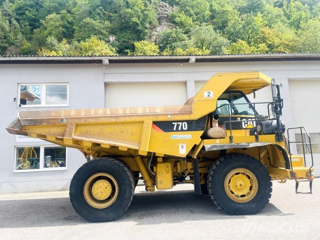 CAT 770 鉸接式起吊車