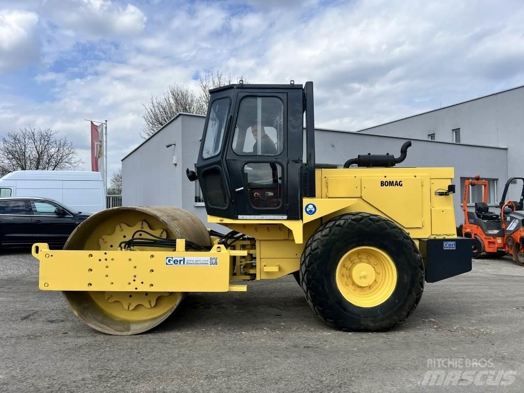 JCB Vibromax W 1402 D 單輪滾壓機
