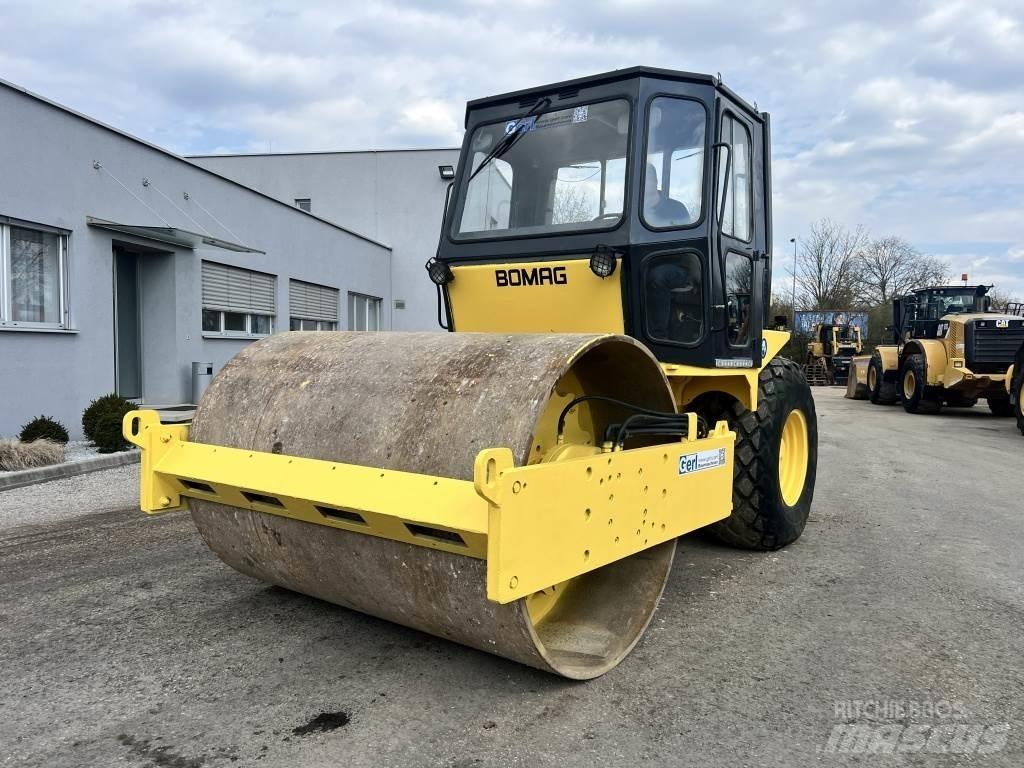 JCB Vibromax W 1402 D 單輪滾壓機