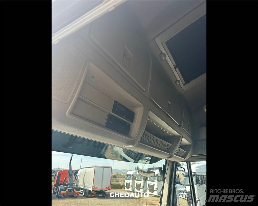 Iveco AS440S48T/P 貨箱式卡車