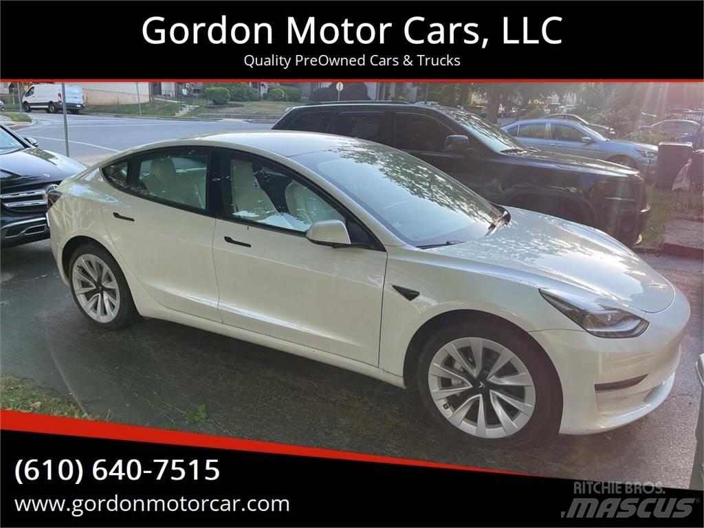 Tesla Model 3 汽車
