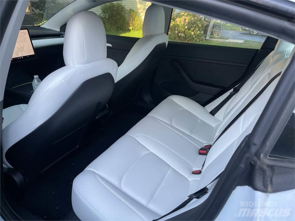 Tesla Model 3 汽車
