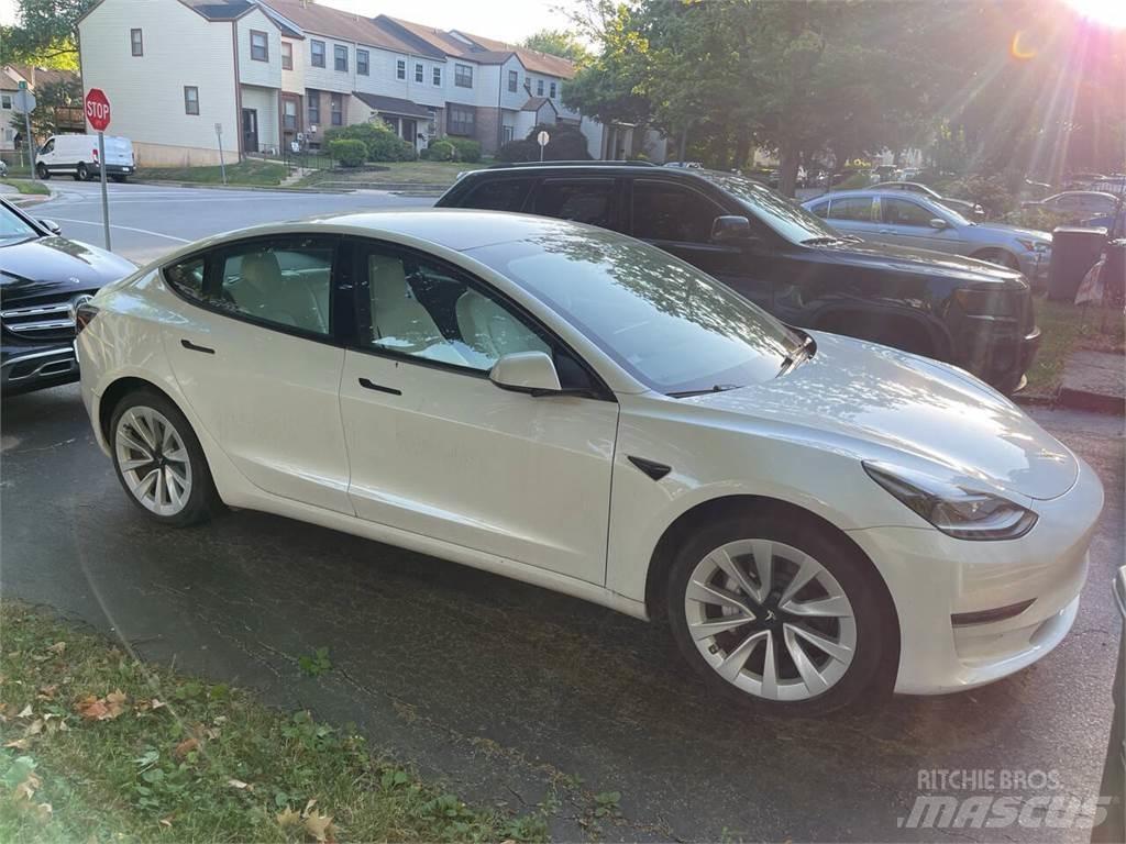 Tesla Model 3 汽車