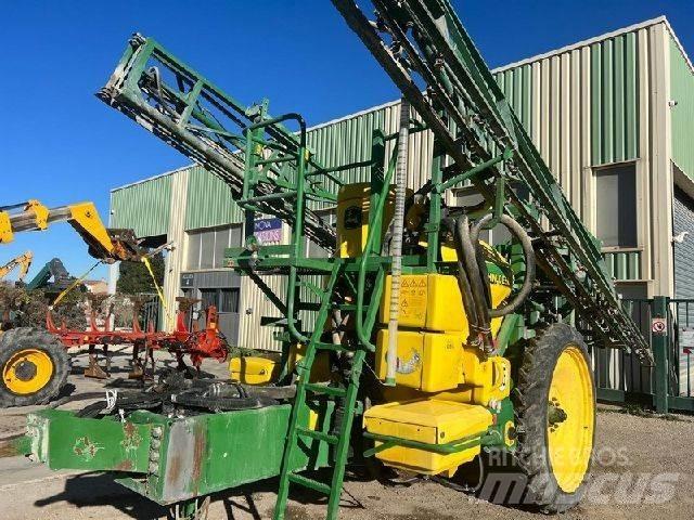 John Deere 824 SE 牽引式噴霧機
