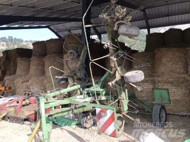 Stoll SPEED 680 耙與翻草機