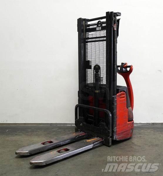 Linde L 10 379 自走式堆積機