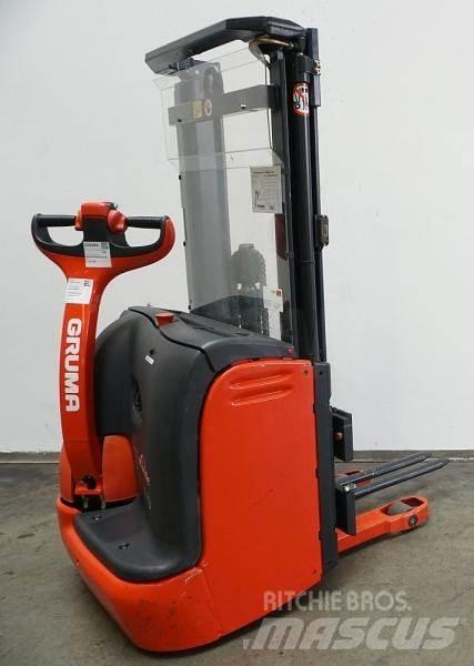 Linde L 10 379 自走式堆積機