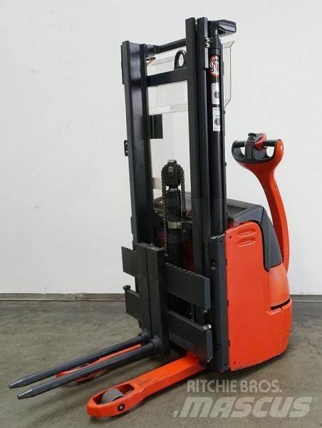 Linde L 10 379 自走式堆積機