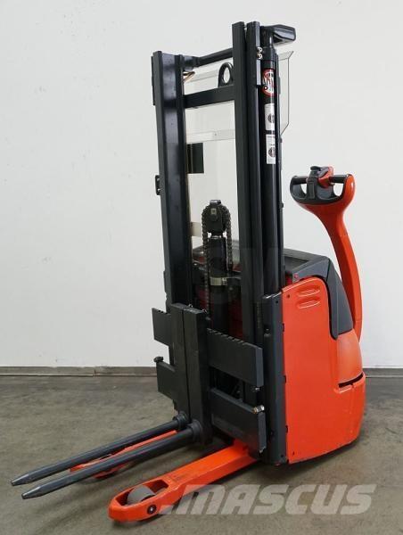 Linde L 10 379 自走式堆積機