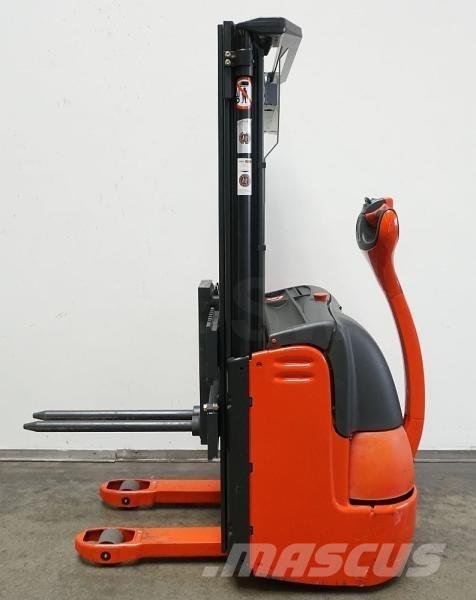Linde L 10 379 自走式堆積機