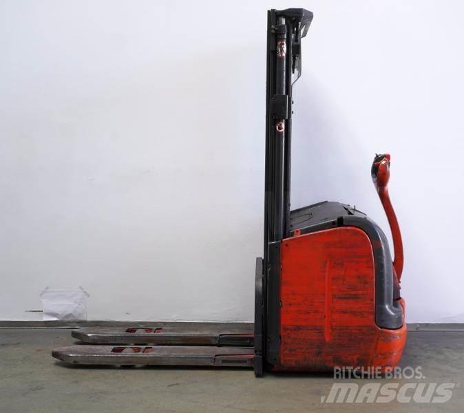 Linde L 14 372 自走式堆積機