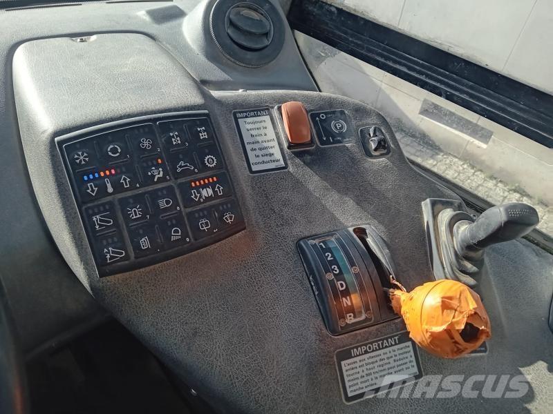 Bell B30D 鉸接式起吊車