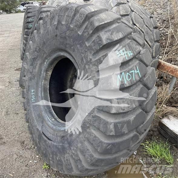 Titan 23.5x25 輪胎、車輪和輪圈
