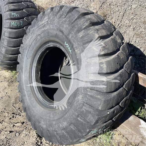 Titan 23.5x25 輪胎、車輪和輪圈