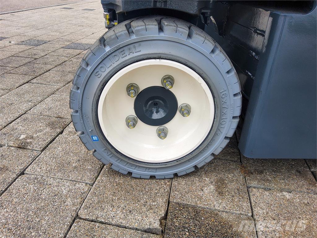 Combilift CBE 3000 四向前伸式堆高機(叉車)