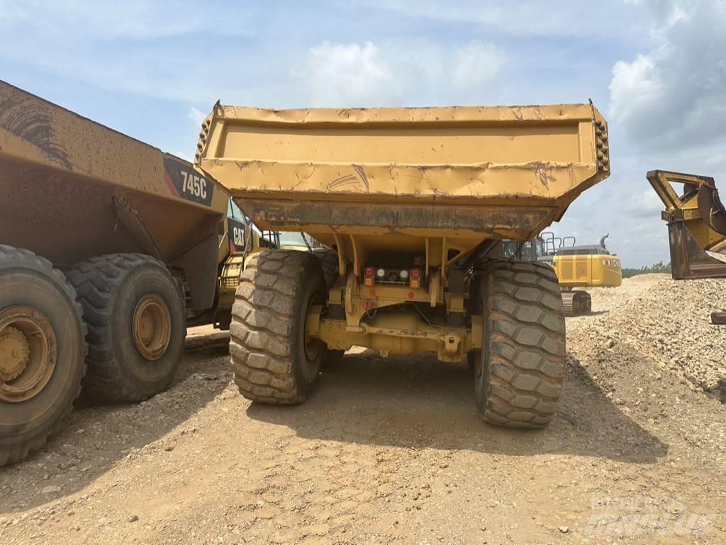 CAT 745 鉸接式起吊車