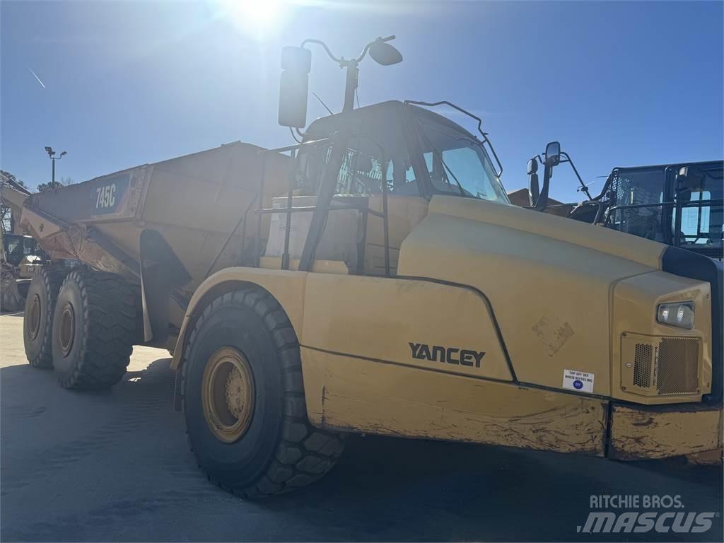 CAT 745 鉸接式起吊車