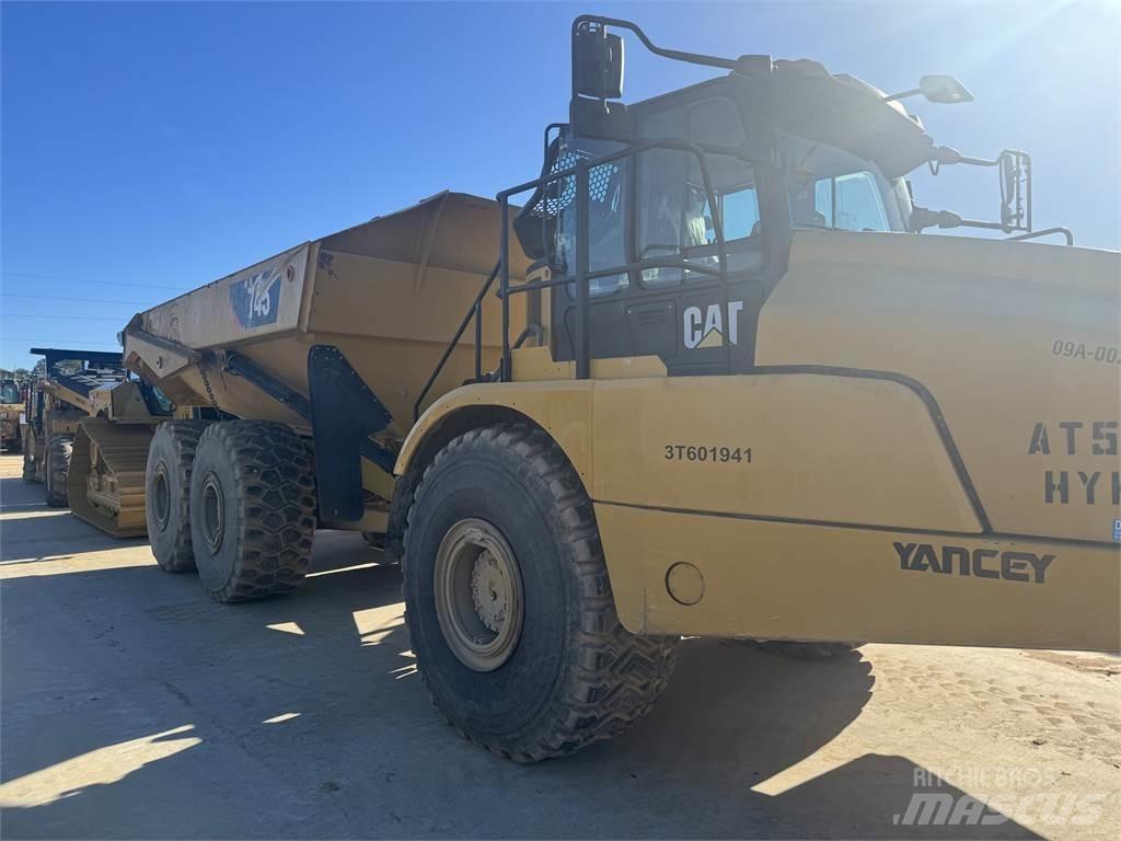 CAT 745 鉸接式起吊車