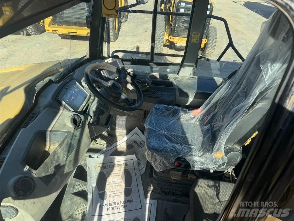 CAT 745 鉸接式起吊車
