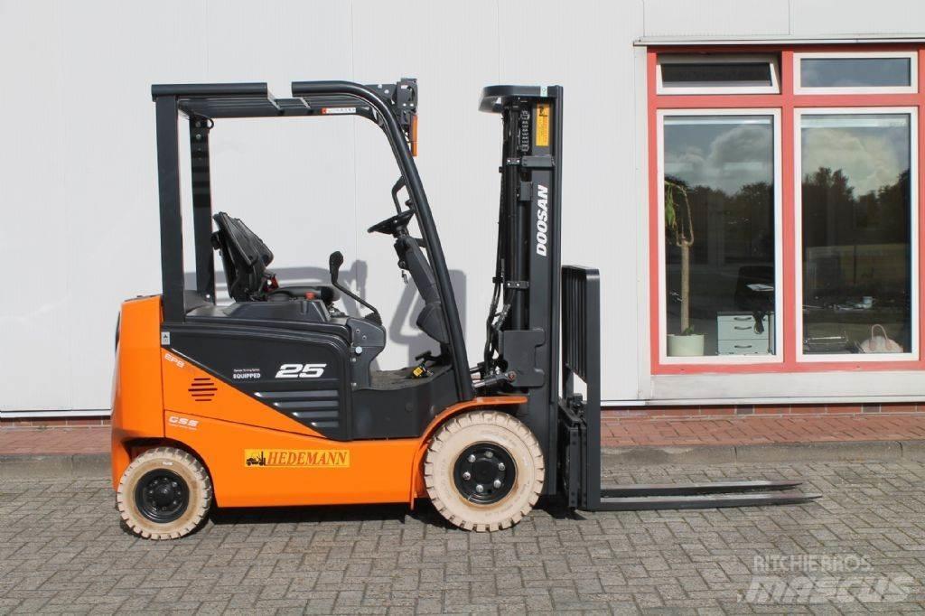 Doosan B25NS 電動堆高機