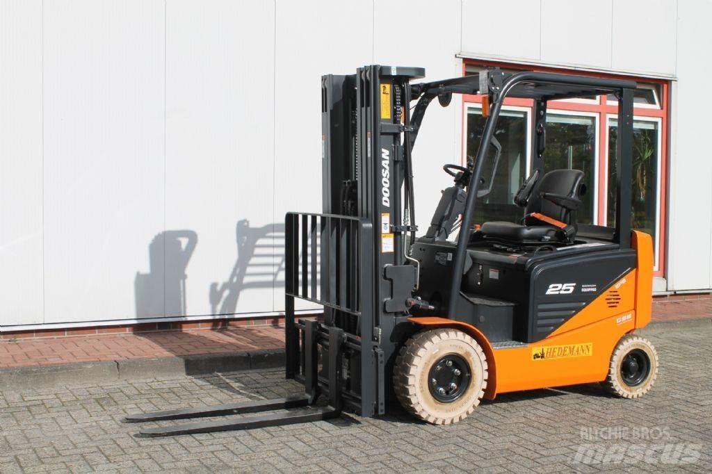 Doosan B25NS 電動堆高機