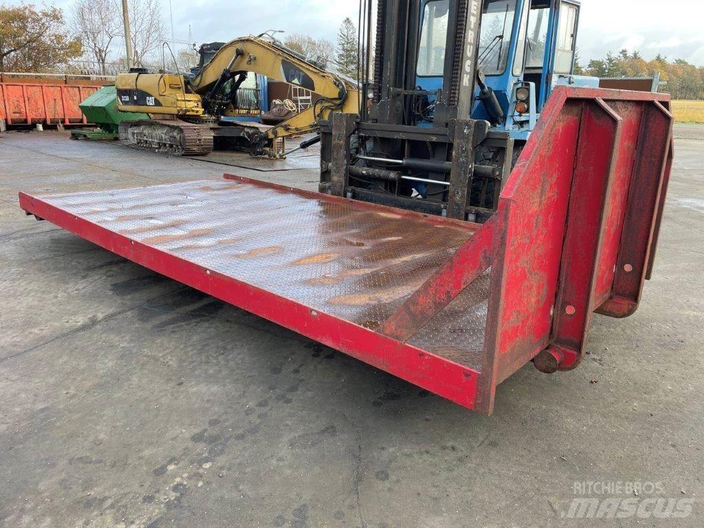  Maskintrailer med wirehejs 地架式半拖車