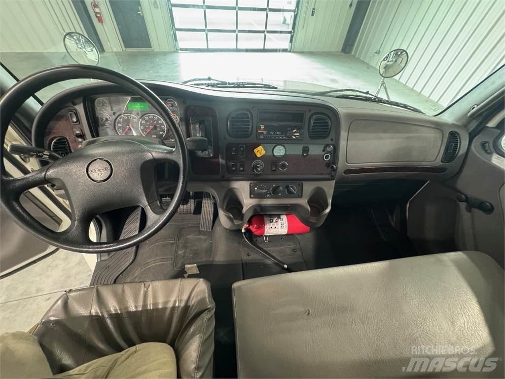 Freightliner M2 貨箱式卡車