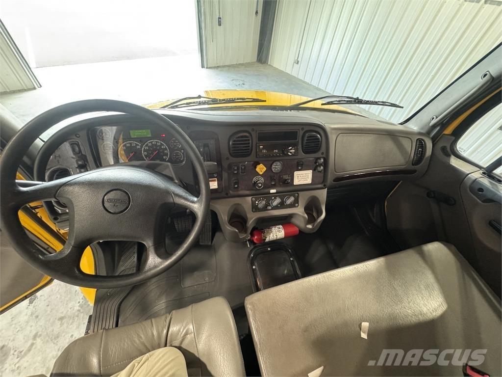 Freightliner M2 貨箱式卡車