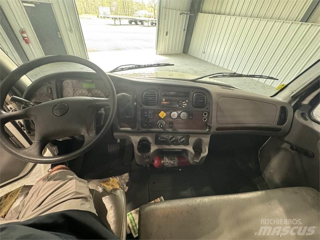 Freightliner M2 106 平板式/側卸式卡車