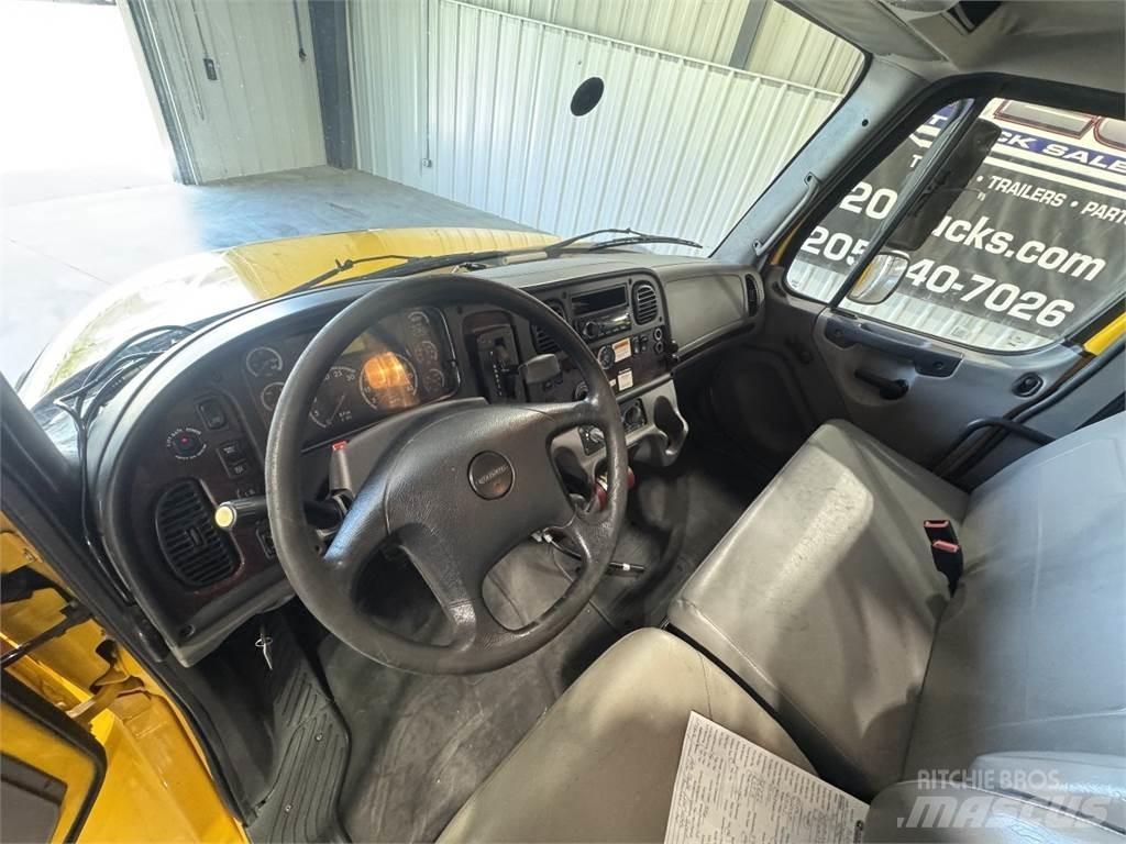 Freightliner M2 106 貨箱式卡車