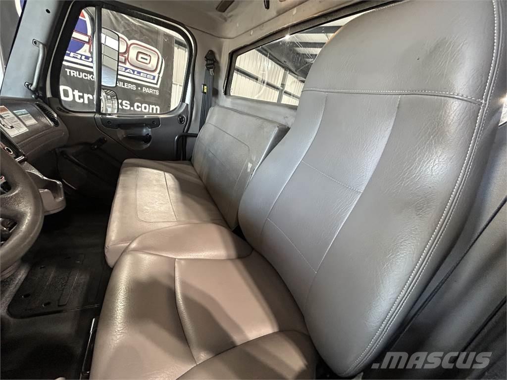 Freightliner M2 106 商用底盤車