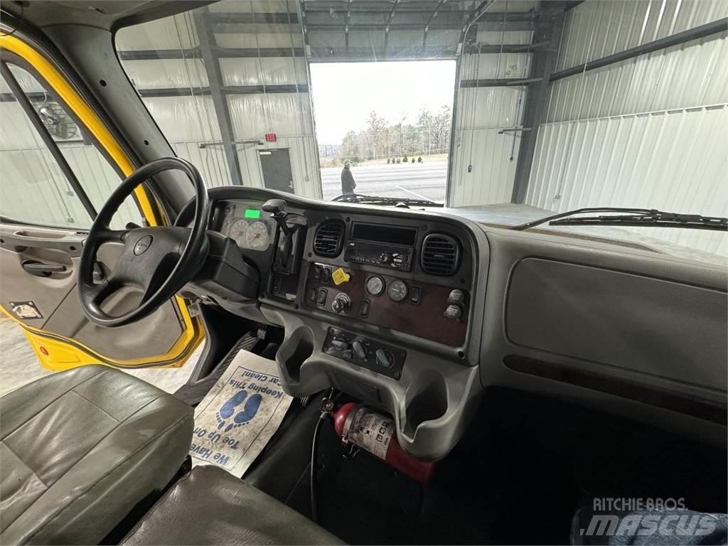 Freightliner M2106 貨箱式卡車