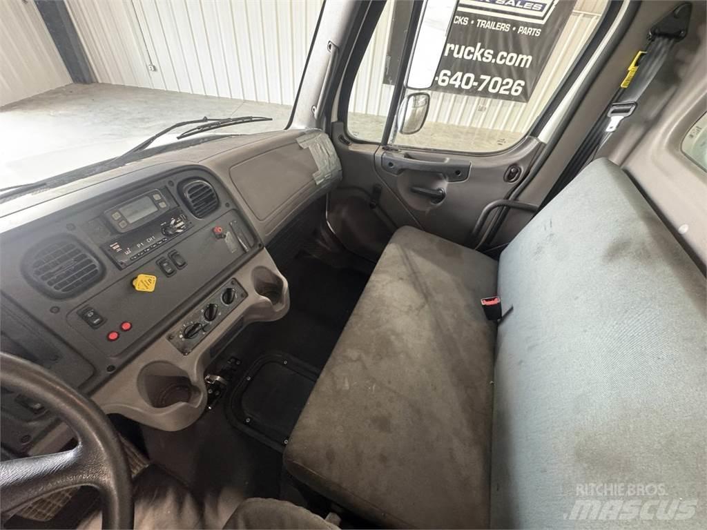 Freightliner M2106 貨箱式卡車