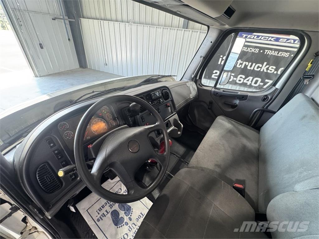 Freightliner M2106 貨箱式卡車