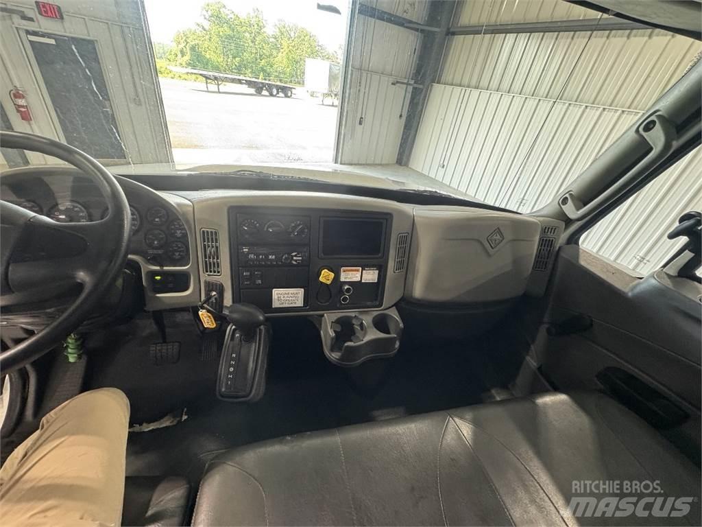International 4300 貨箱式卡車